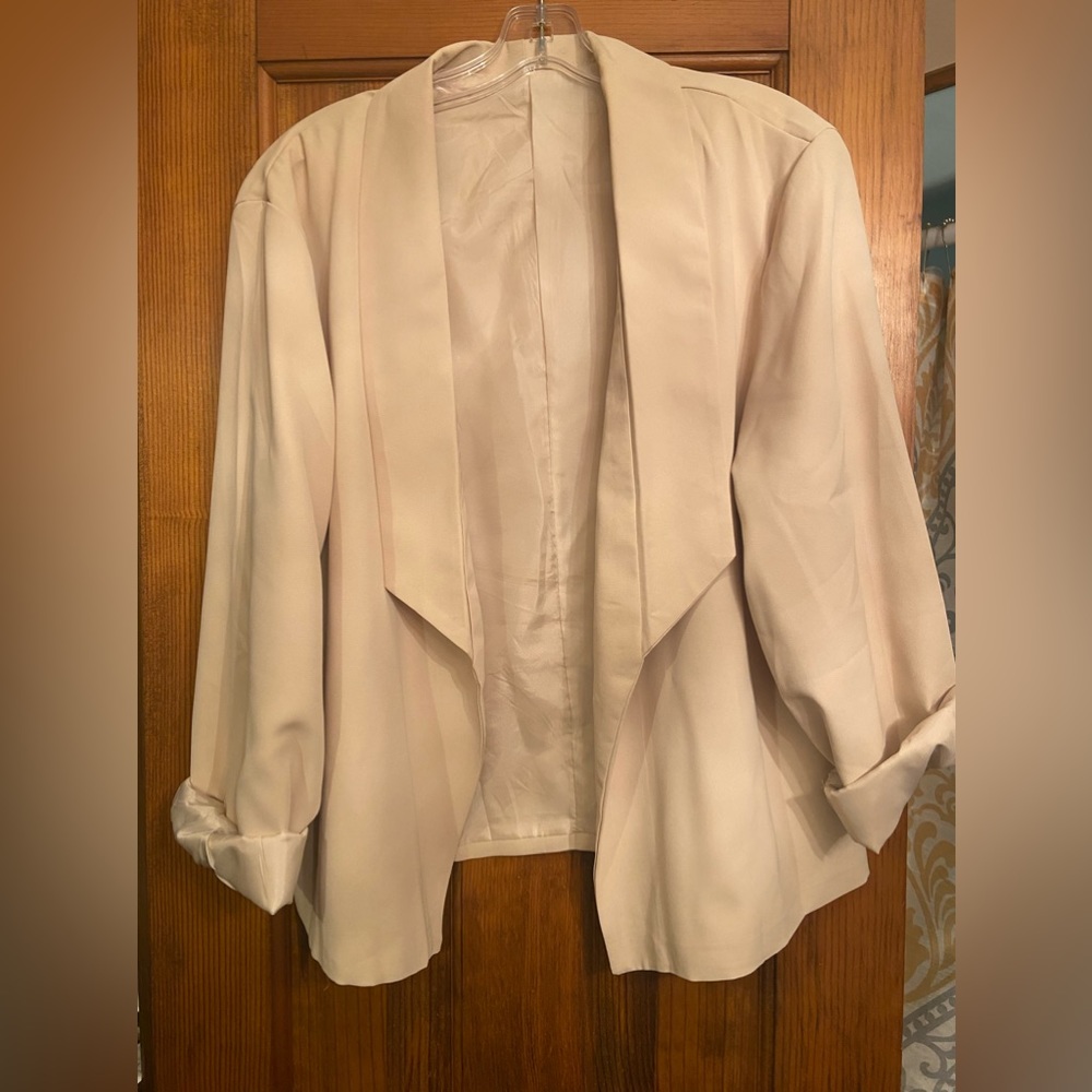 Large women's blazer for work or play! Lois great with jeans or skirt!!